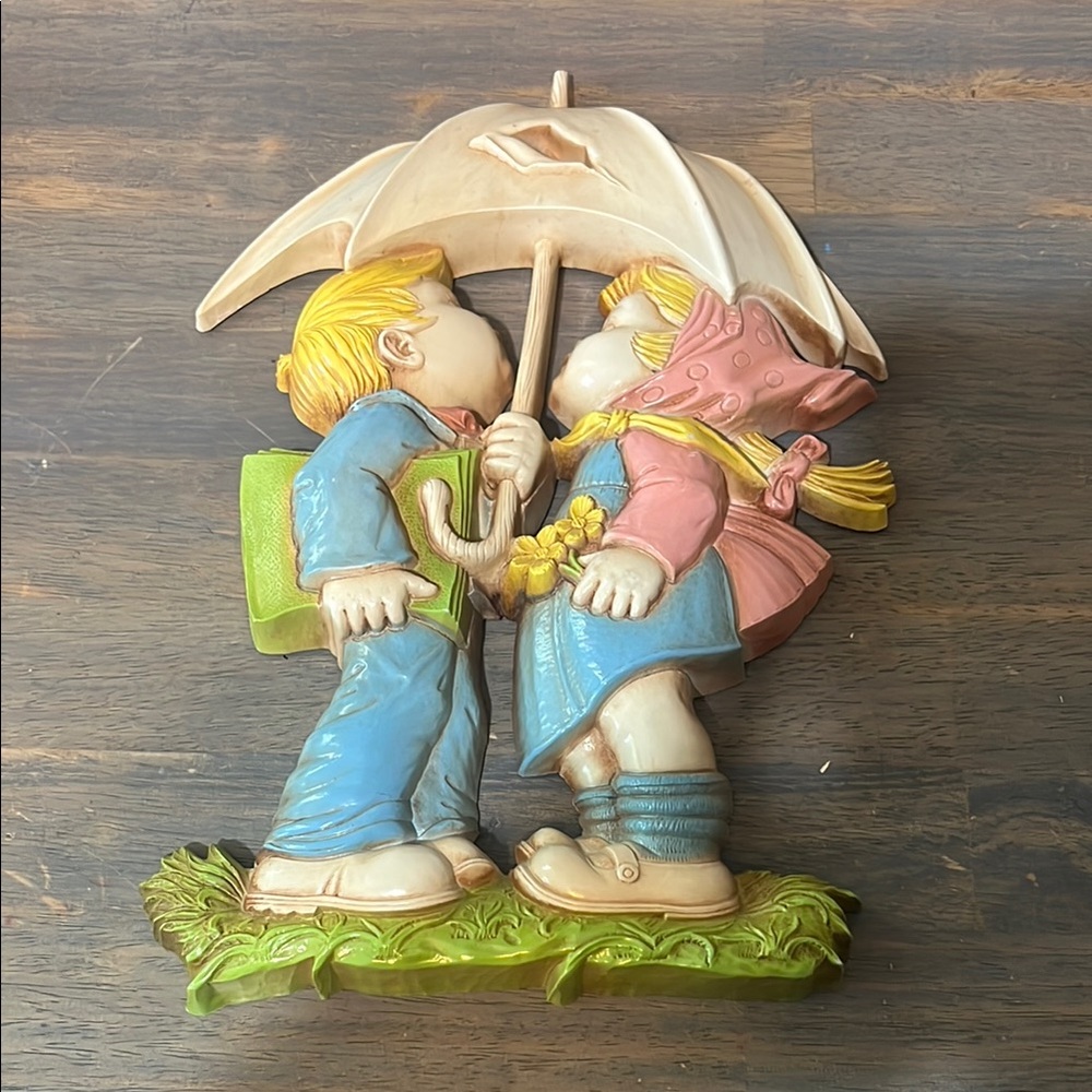 VINTAGE HOMCO BOY KISSING GIRL WALL HANGING DECOR